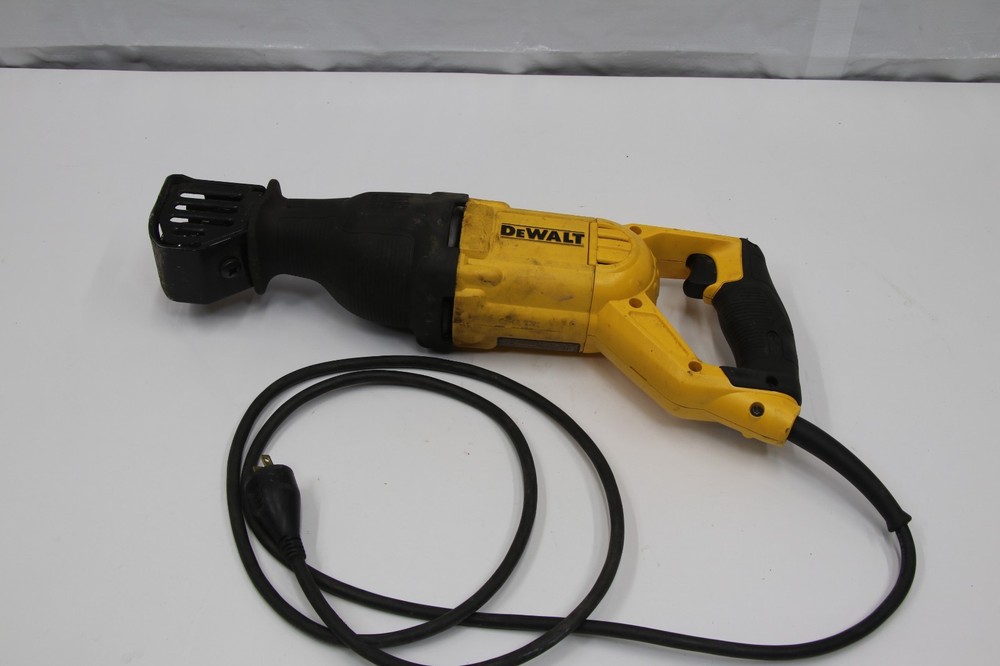 DeWalt (DWE305) 12 Amp Corded Variable Speed Reciprocating Saw