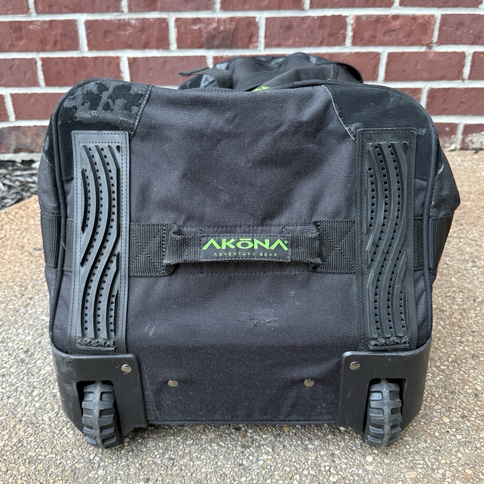 Akona Adventure Gear 31x15x15 XL Travel Dive Scuba Roller Bag Black Rain Cover