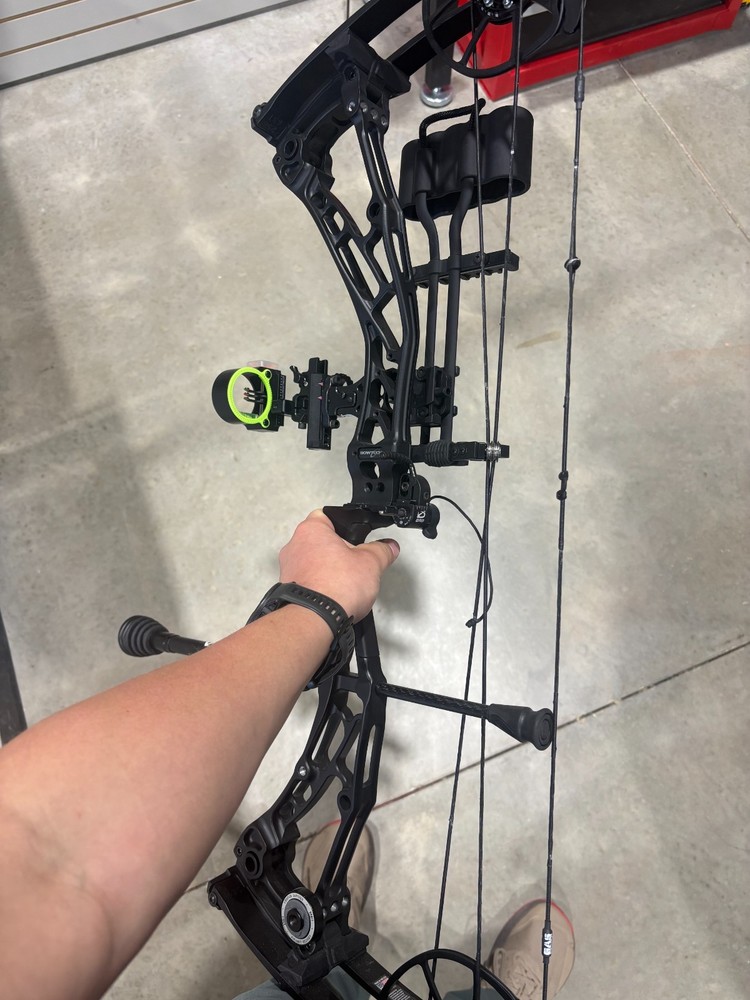 Used RH Bowtech Solution LS ready to hunt!