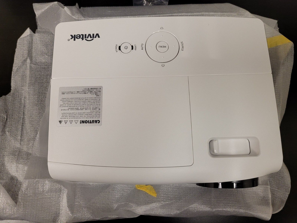 Vivitek D554 DLP Projector 3D Ready HDMI includes Cords, Remote, Case, Software