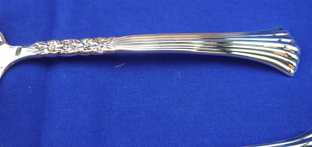 Oneida Floral Queen Pie Server & Gravy Ladle
