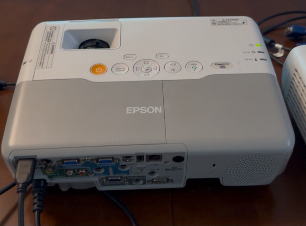 Epson PowerLite 95 - H383A - 3LCD Projector - Lamp Runtime ? Gently Used