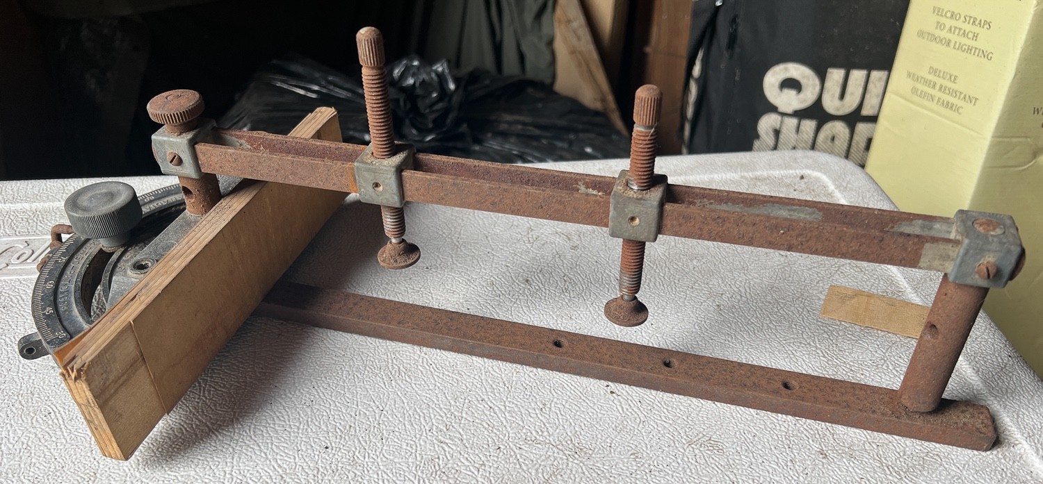 Rockwell Delta ? Auto-Set Miter Gauge with Hold Down Clamp for 3/4" x 3/8" Slot