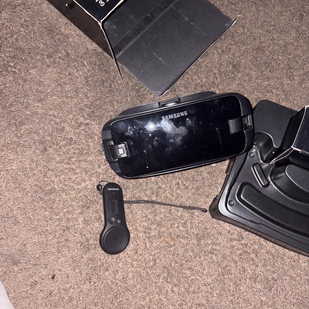 Samsung SM-R324 Gear VR W/Controller Powered by Oculus -NEW/OPEN BOX-