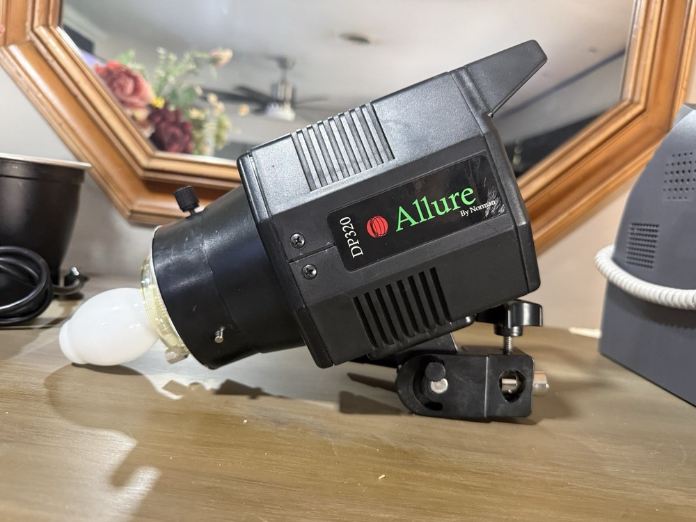 Norman Allure DP320 Studio Flash Monolight w/Reflector,Fong Diffuser & Lite Disc