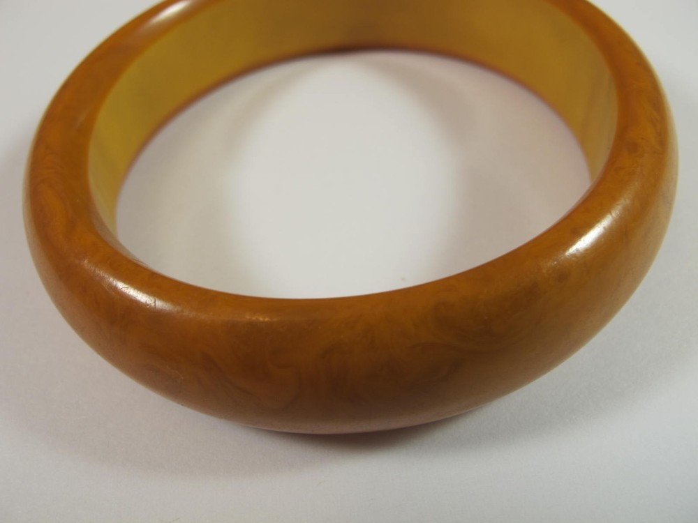 BUTTERSCOTCH VINTAGE BAKELITE BANGLE BRACELET