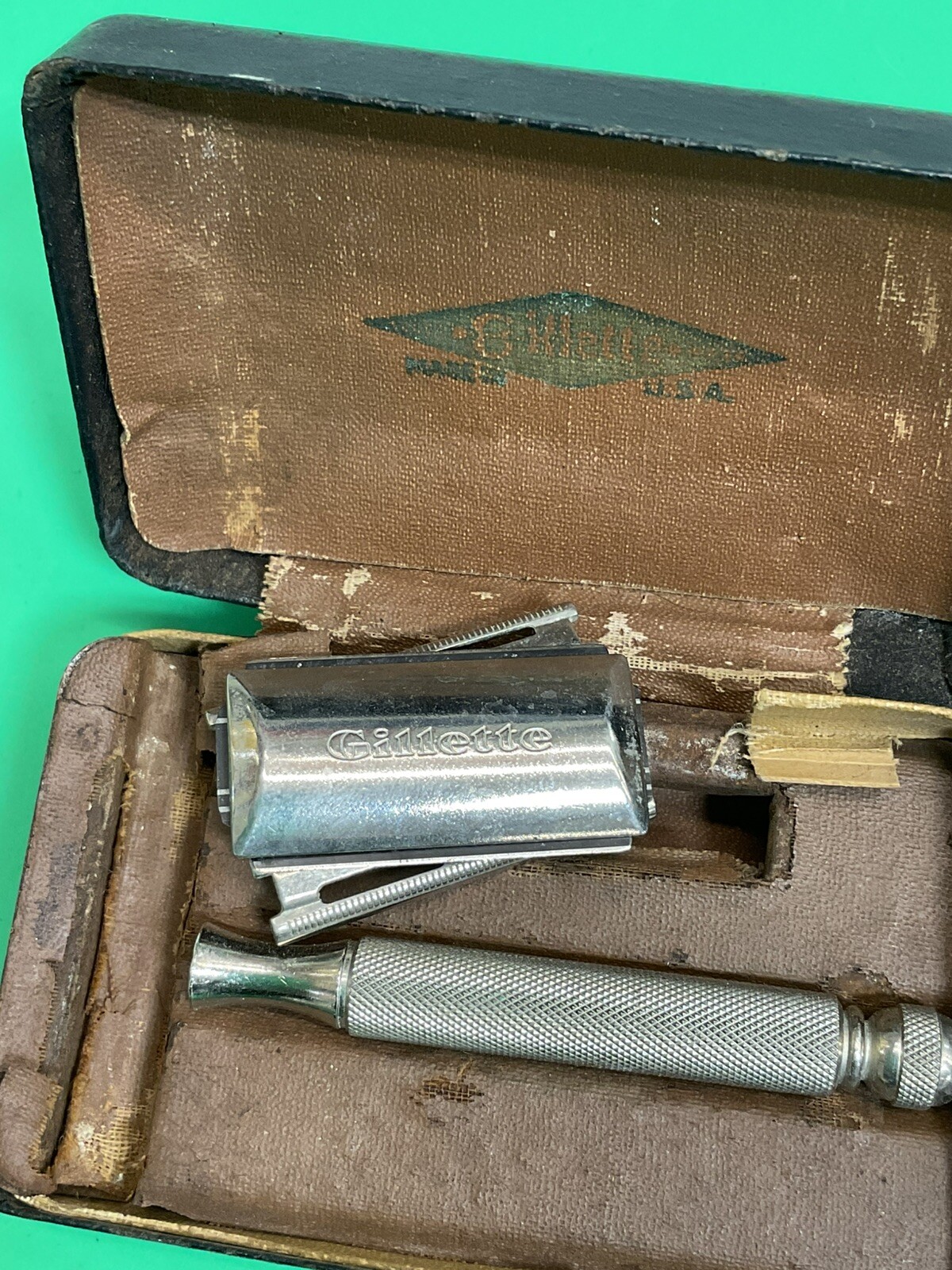 vintage Gillette travel razor in box with extras bb143