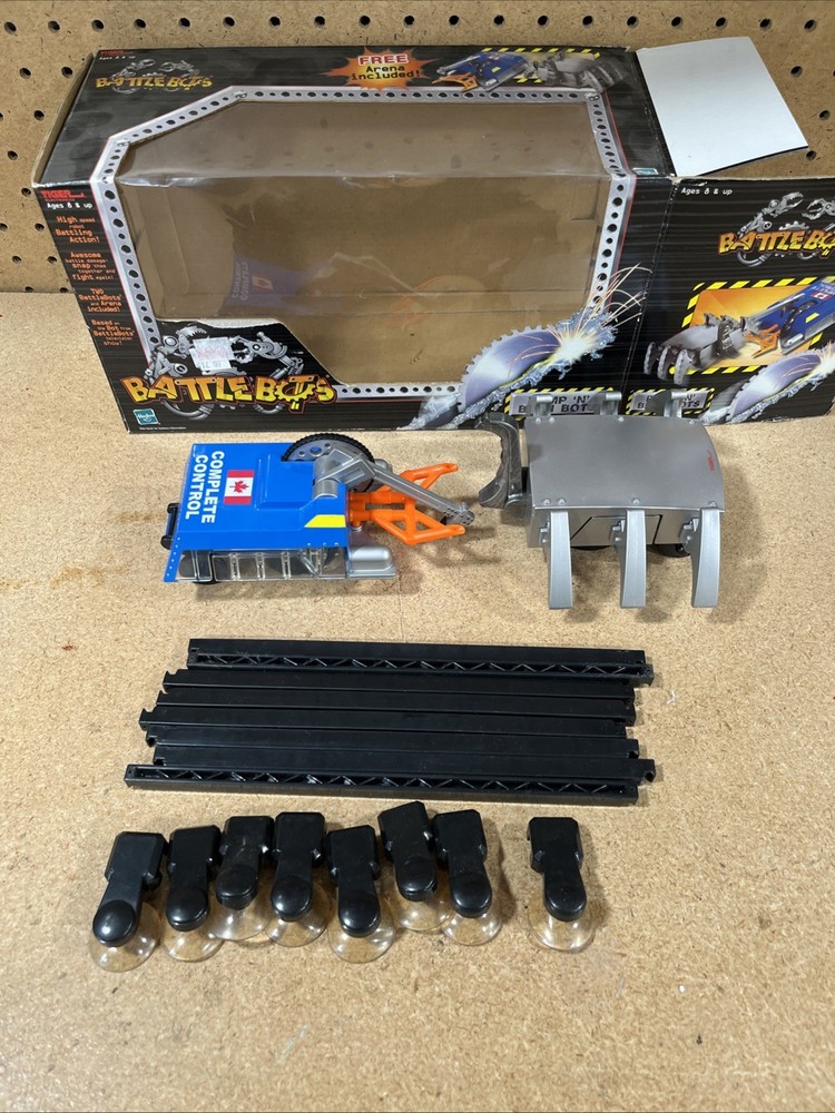 2001 Battle Bots Bump N Bash Bots Red Scorpion & Complete Control Hasbro