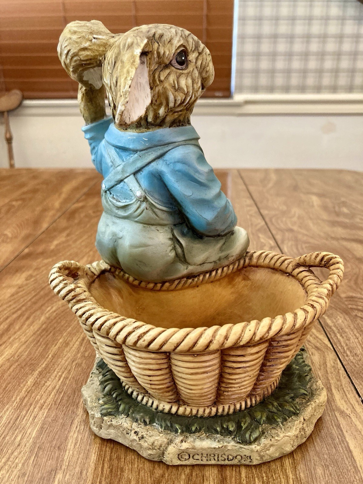 Chrisdon Rabbit Figurine Resin Basket