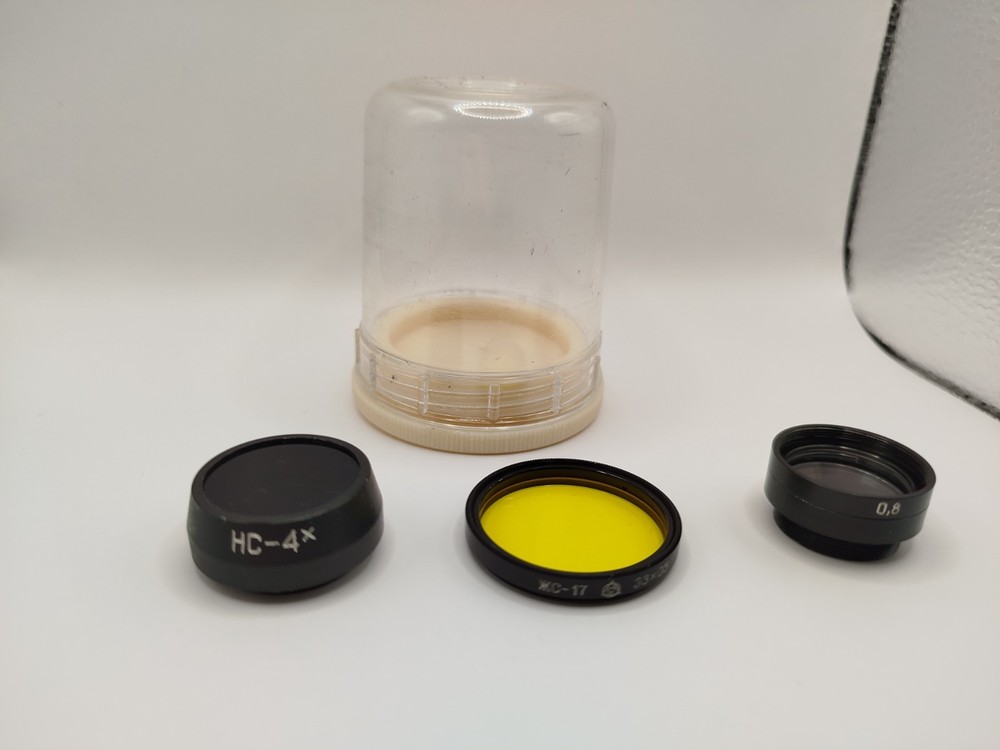 Eyepieces and light filters for microscopes