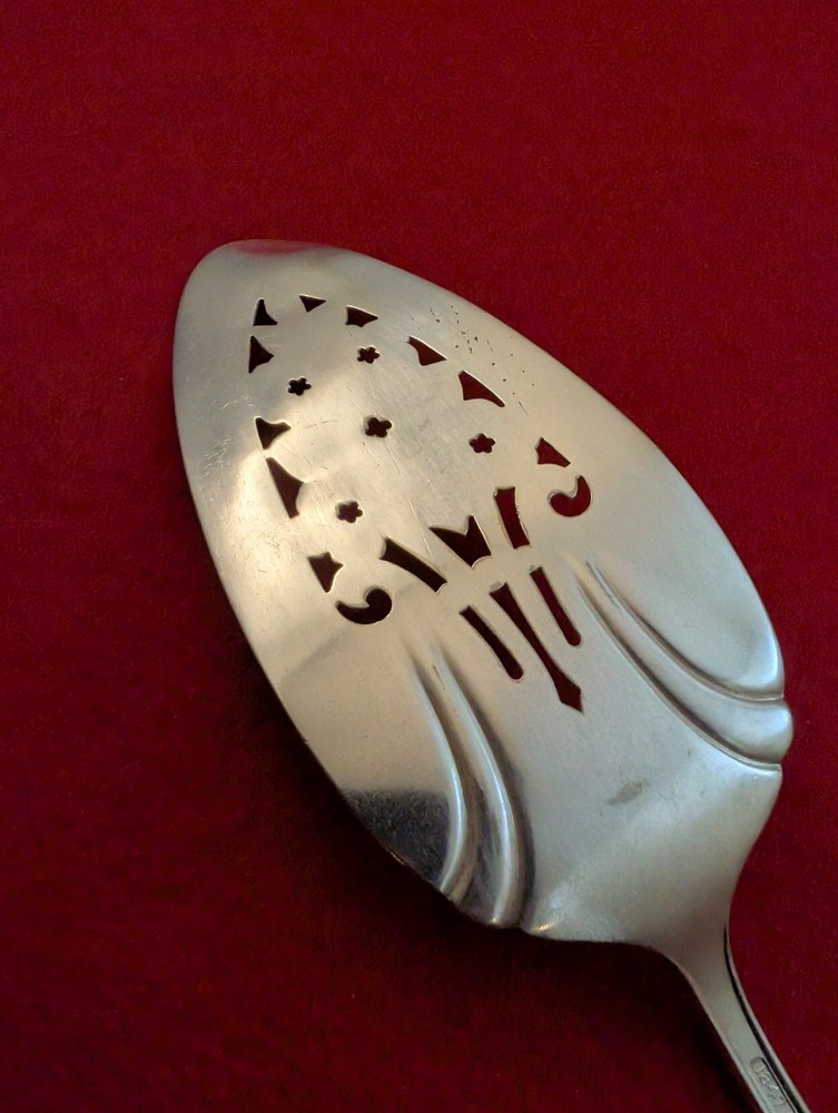 INT'L Silver ETERNALLY YOURS Silverplate Pierced PIE Server READ DESCRIPTION