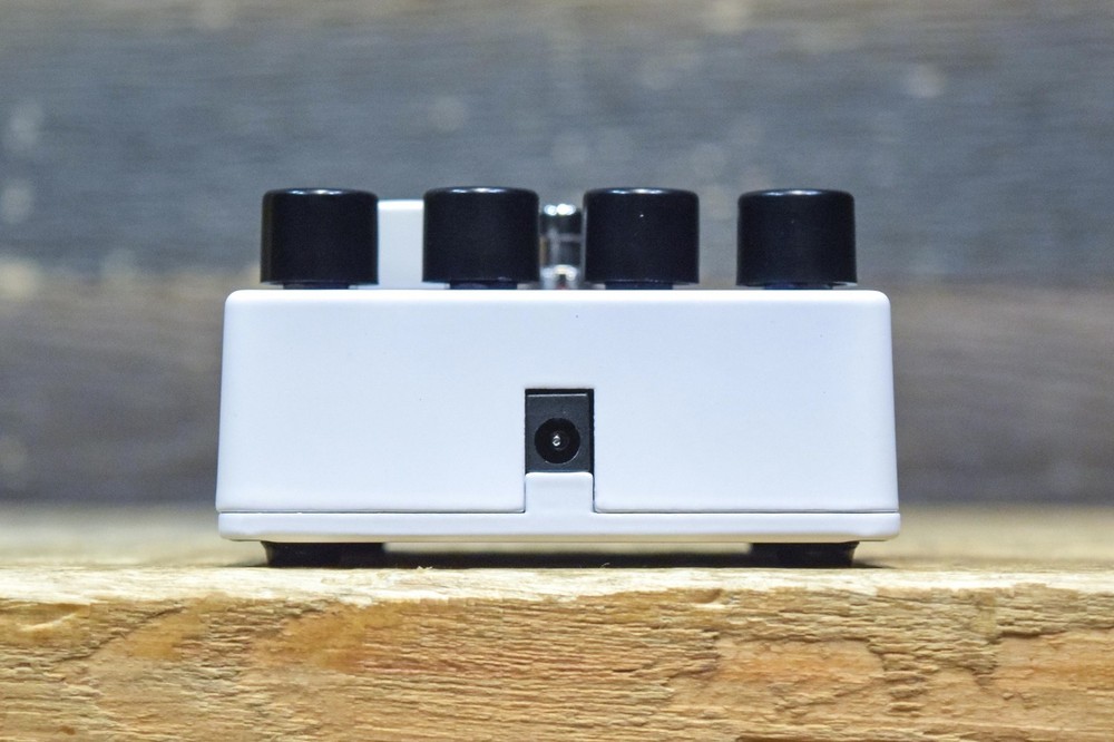 Electro-Harmonix SYNTH9 Synthesizer Machine 9-Preset Synth Emulator Effect Pedal