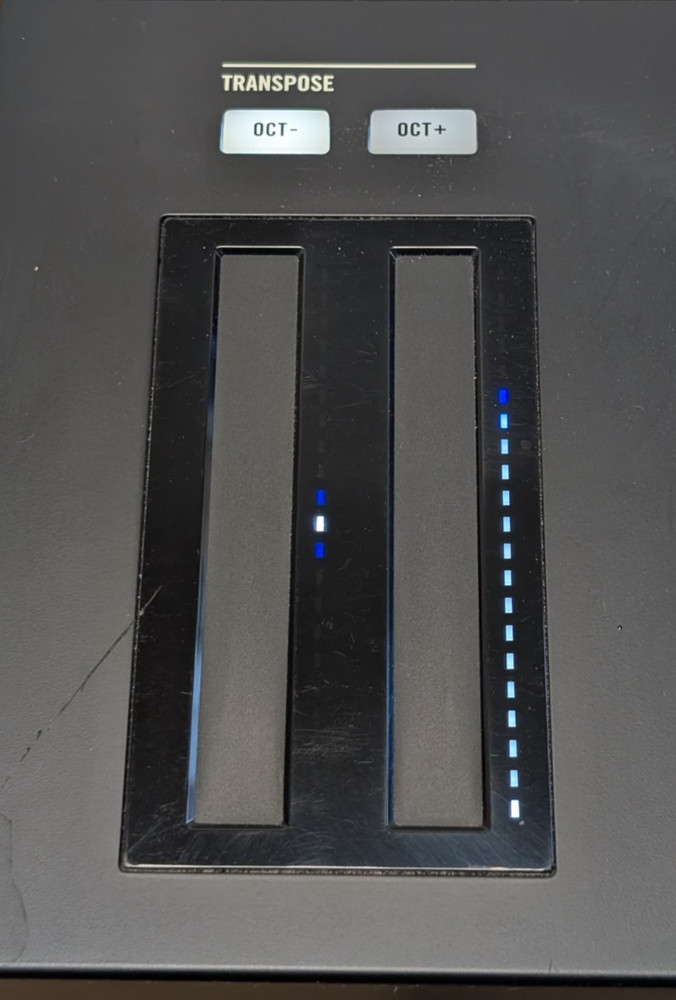 Native Instruments Komplete Kontrol S25 Semi-Weighted Keyboard Controller