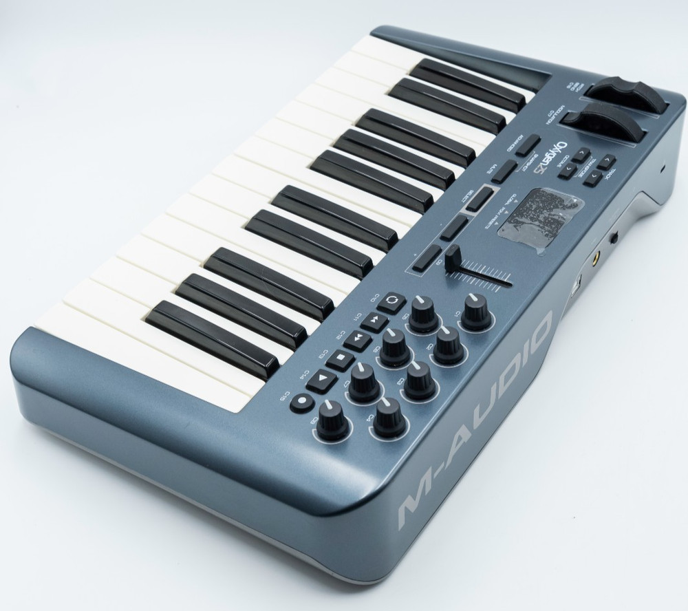 M-Audio Oxygen 25 Key 3rd Gen MIDI Controller Keyboard w/ Cord