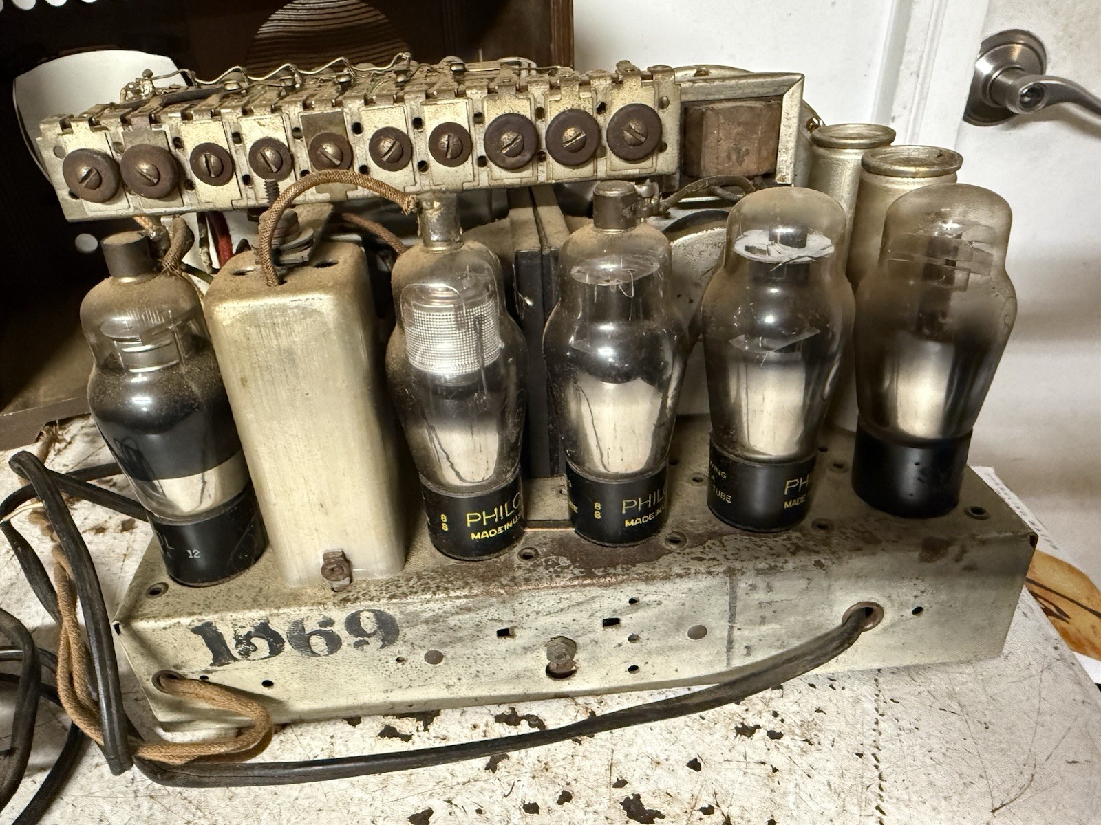 1939 PHILCO Radio model 39-7 push button tube wood tabletop