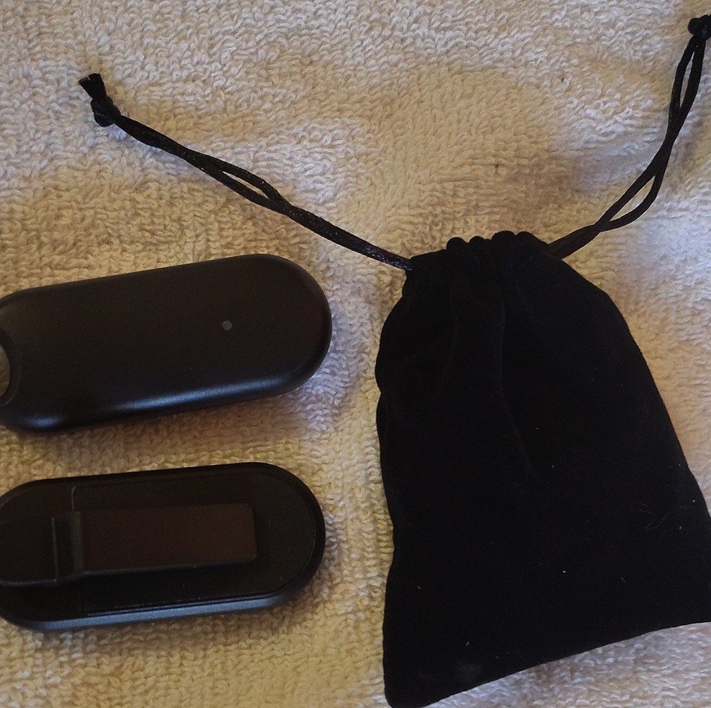 FYQ-K2 Wireless Page-Turner for Tablets & eReaders, Black, with Pouch & Manual