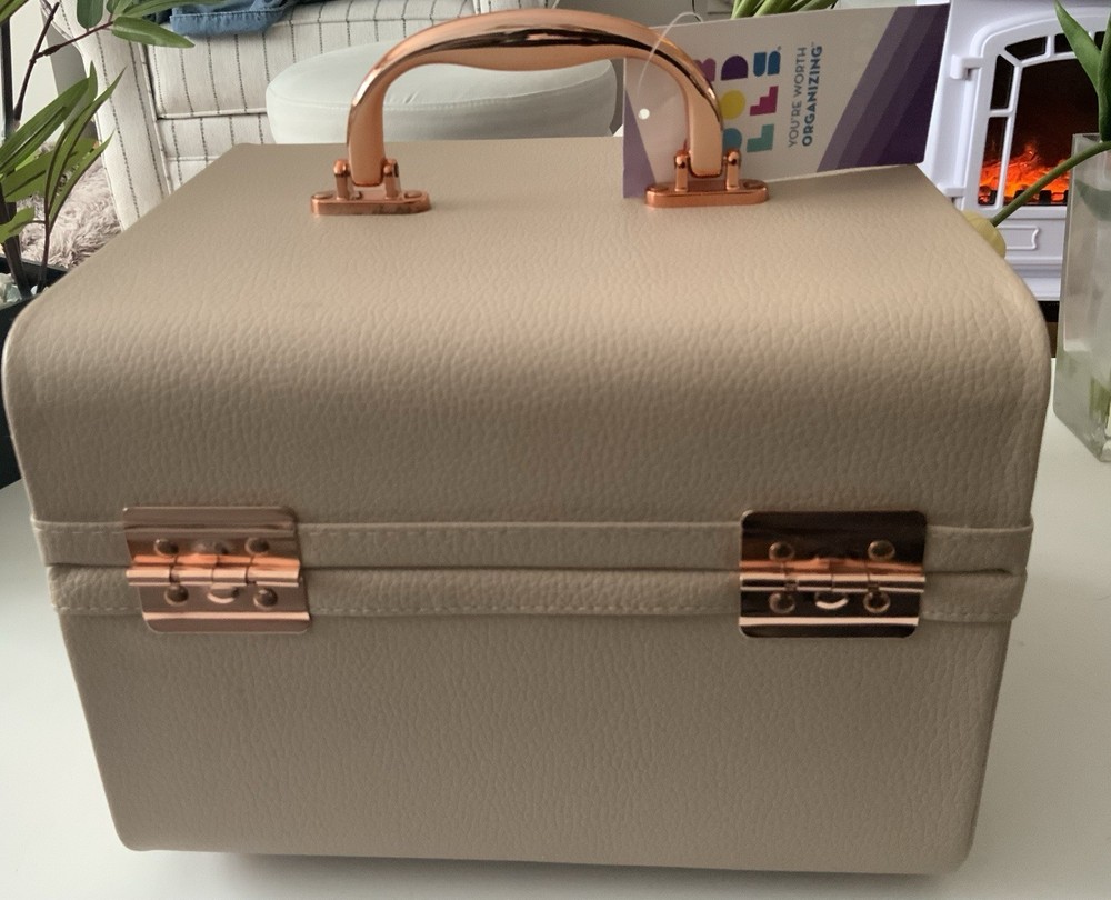 NWT CABOODLES LIFESTYLE TRAIN CASE