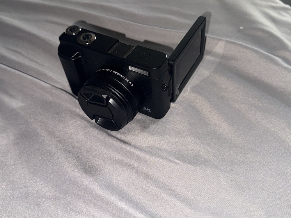 Compact Digital Camera Black, Tiltable Screen, Built-in Flash, USB
