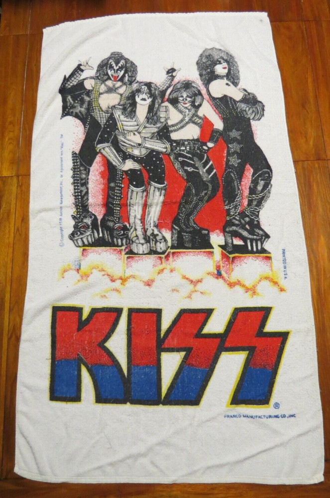 KISS ON CUBES TOWEL 1977 OFFICIAL AUCOIN BEAUTIFUL!