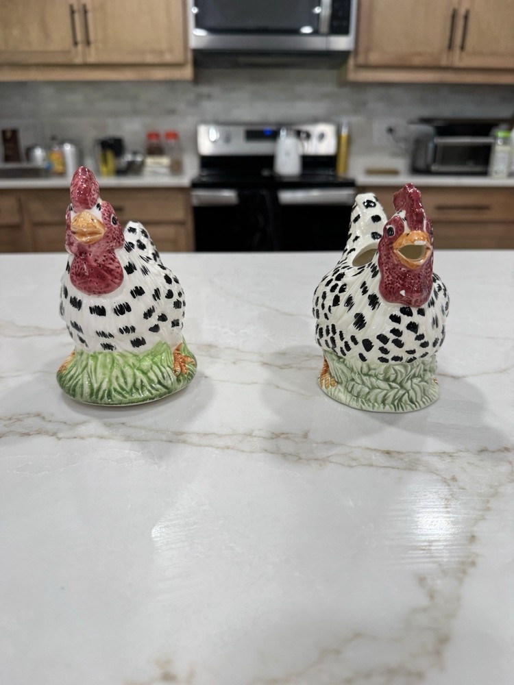 Set Up Two Spotted Chickens