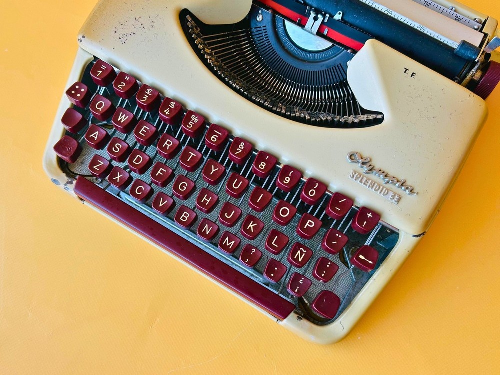 Working Typewriter Olympia Splendid 33 Beige Typewriter with Case 1970 Portable