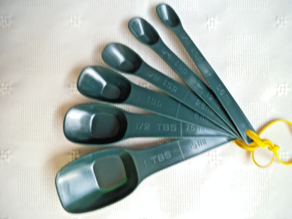 VTG 6 NESTING MEASURING SPOONS – GREEN