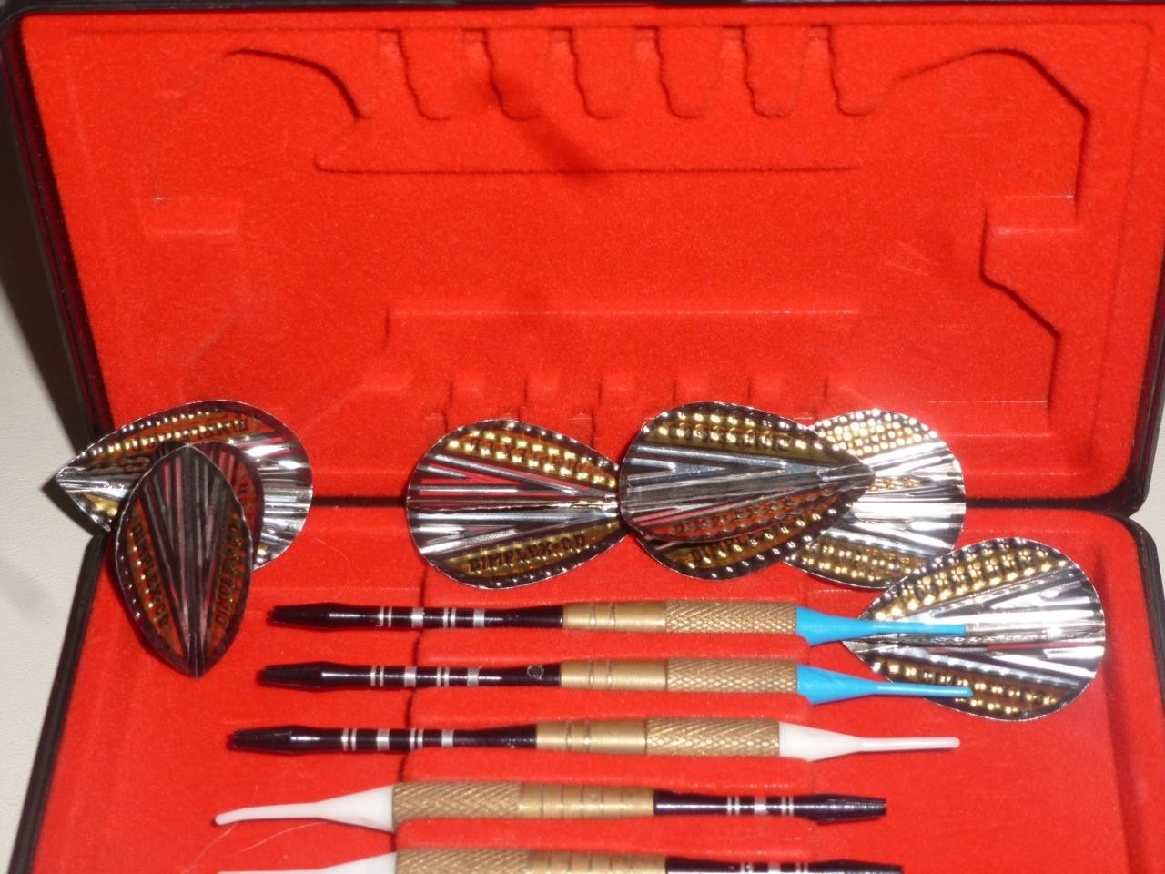 Dart World Set of 6 Darts in Black Case No Extra Tips