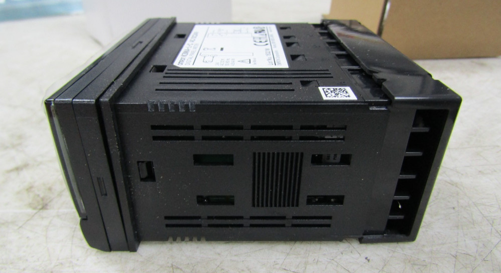 NEW OMRON K3MA-L-C MULTI-RANGE DIGITAL PANEL METER 24VAC/DC W/ MOUNTING BRACKETS