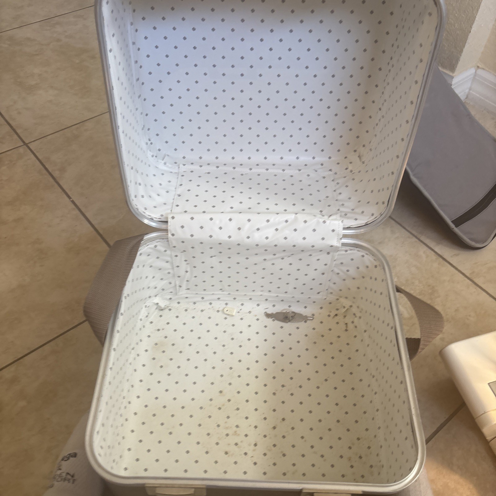 Husqvarna Huskylock 340-D Serger w/Foot Pedal & Hard Case Lock Key Sewing Instru