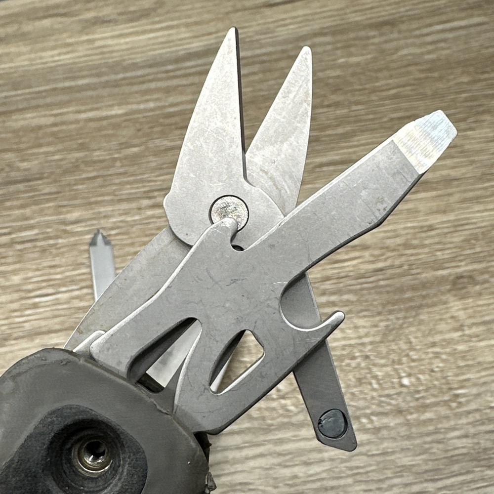 Gerber Radius Multi Tool Ergonomic 8 tool Pliers Knife Screwdriver Multitool