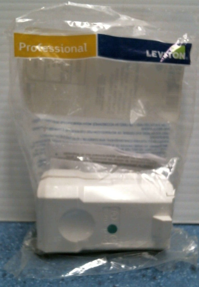 Leviton 2-Pole 3-Wire Grounding Connector, White  (8259-V) FS