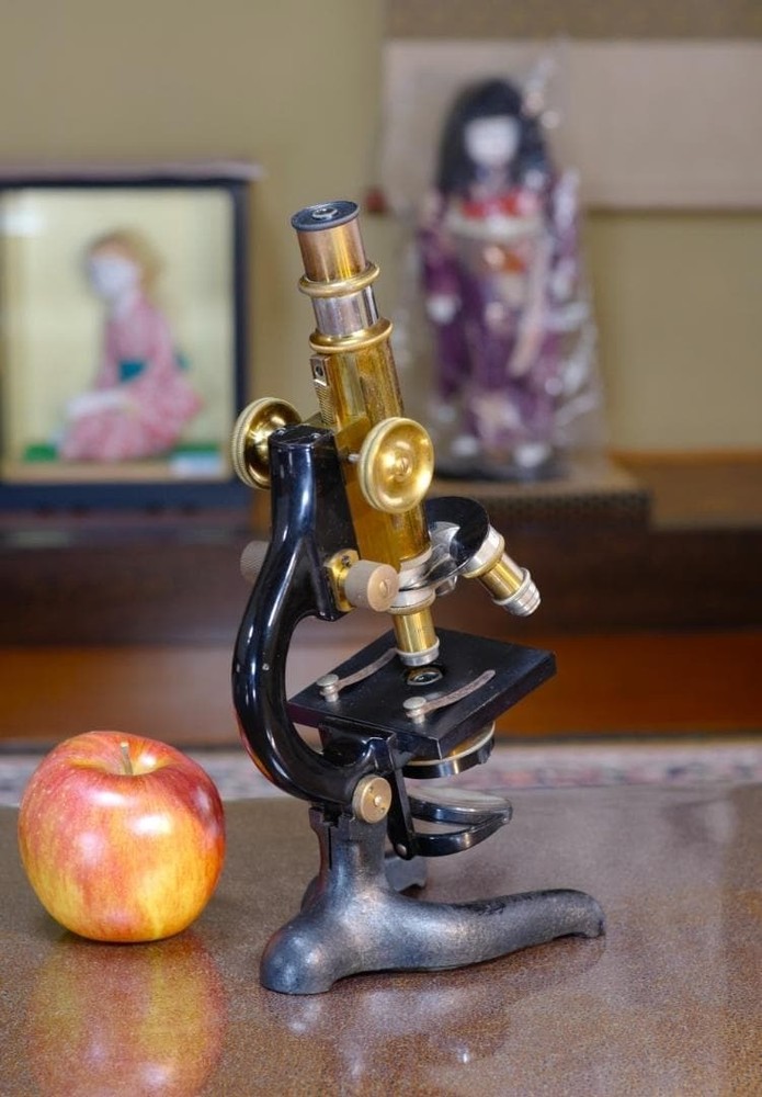Antique Microscope Olympus “Mizuho” Microscope Height: approx. 28 cm