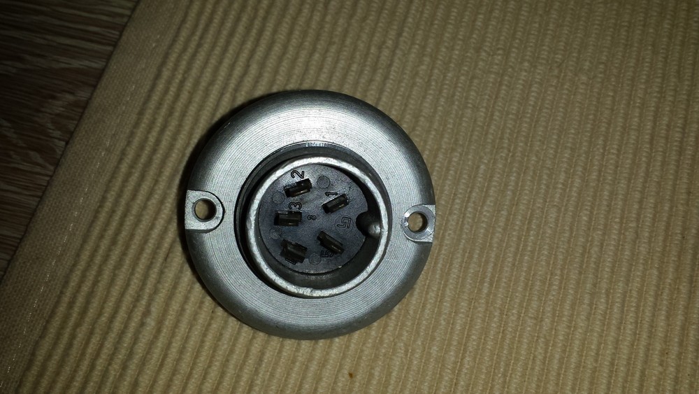 Set mit 2 Stk. seltene 5 PIN Einbaubuchse (Aufbau)