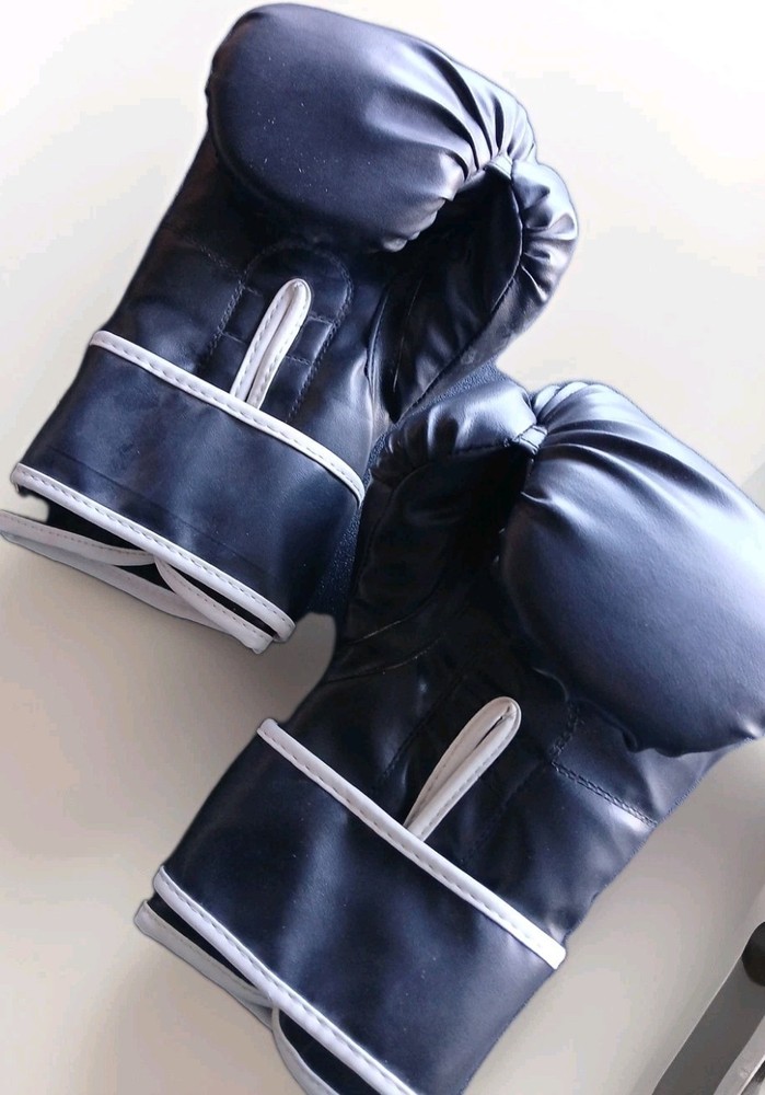 Everlast Boxing Training Gloves – Lightly Used, Small/medium Excellent Condition
