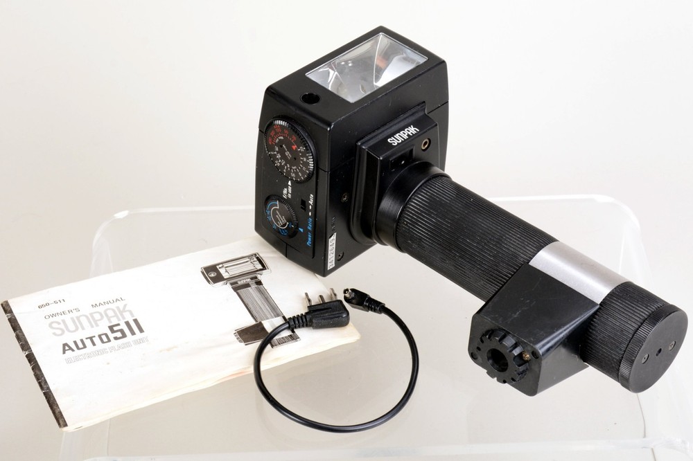 Sunpak Auto 511 Handle Mount Flash w/ Bracket.  Fair condition.  Tested Good 498
