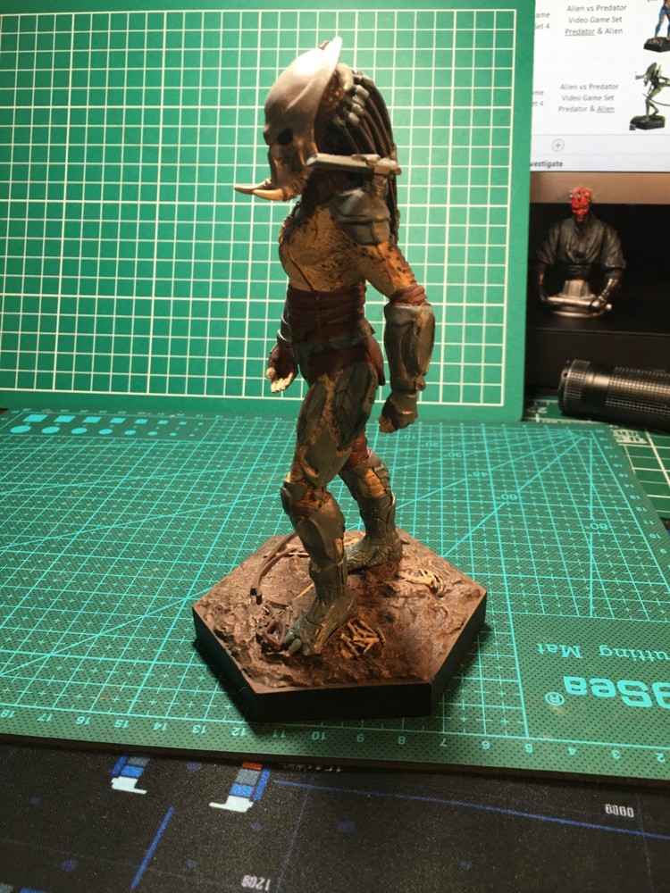 Eaglemoss Aliens #29 "Tracker Alien" opened, displayed, box & leaflet