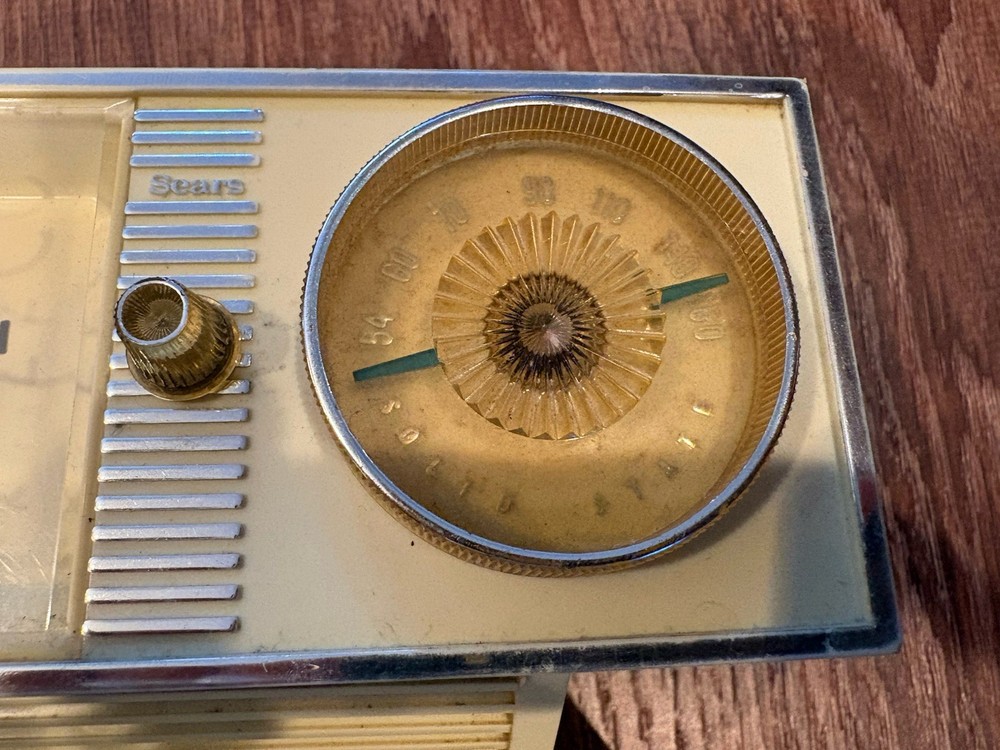 Vintage Sears Solid State Silvertone Transistor Radio w Clock Model 2061.