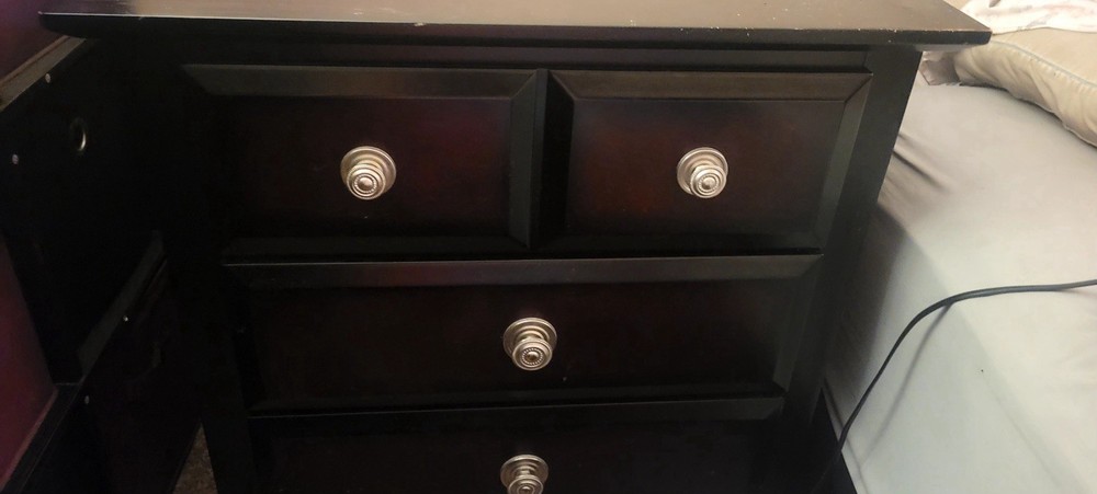 Dark Wood 3-Drawer Nightstand with Silver Knobs – Classic & Sturdy