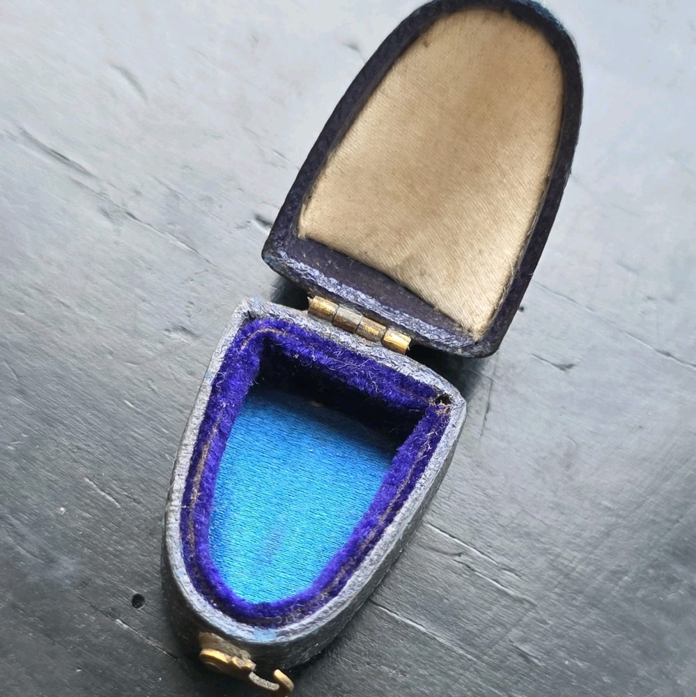 Antique boxed White Metal/ Silver Thimble.