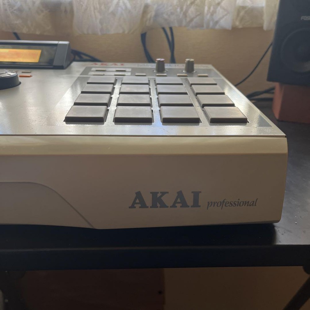 AKAI MPC 2000XL MIDI Production Center Sampler Sequencer Drum Machine