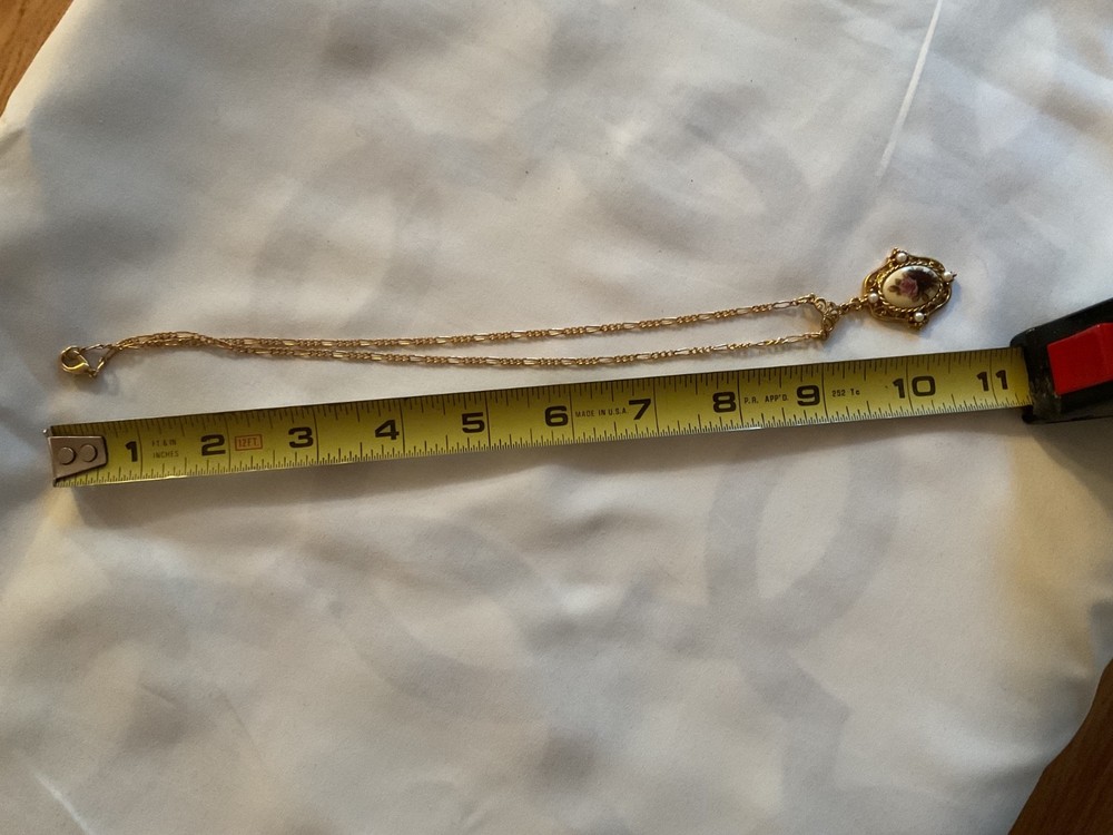 Vtg Gld - colored pendant necklace.