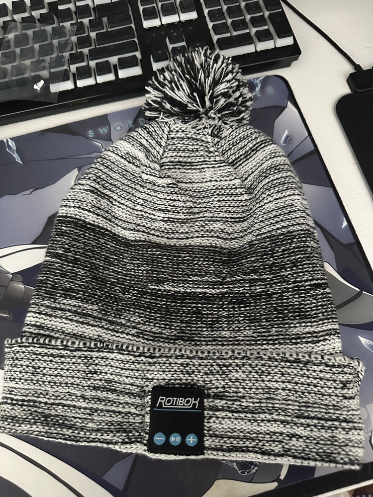 Rotibox Bluetooth Pom Beanie
