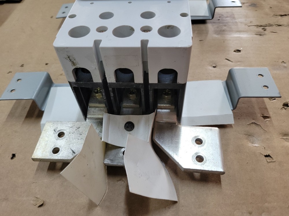 EATON . ONLY MOUNTING HARDWARE. KIT FOR JD HJD BREAKER