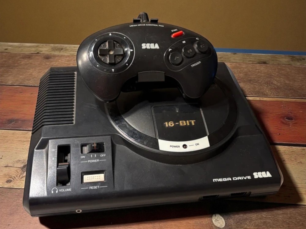 Sega Mega Drive - Console & Controller Stand