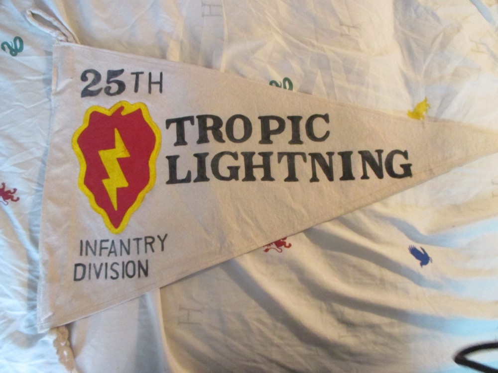 WWII  25 TH INFANTRY DIVISION TROPIC LIGHTNING DIVISION PENNET FLAG