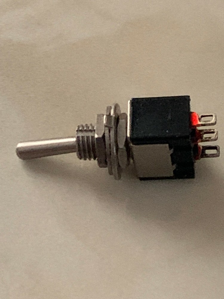 SMALL TOGGLE SPDT SINGLE POLE ON-ON SWITCH 6A 125 VAC.