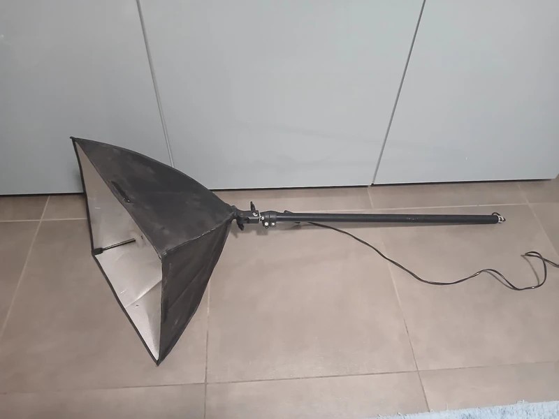 Softbox Continuous Light for Photos and Video Telescopic Stand and Diffuser Good