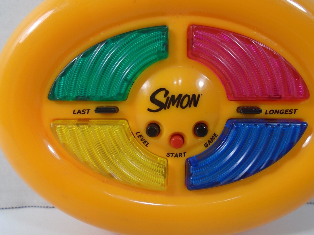 2002 HASBRO--ELECTRONIC MINI YELLOW SIMON GAME (LOOK)