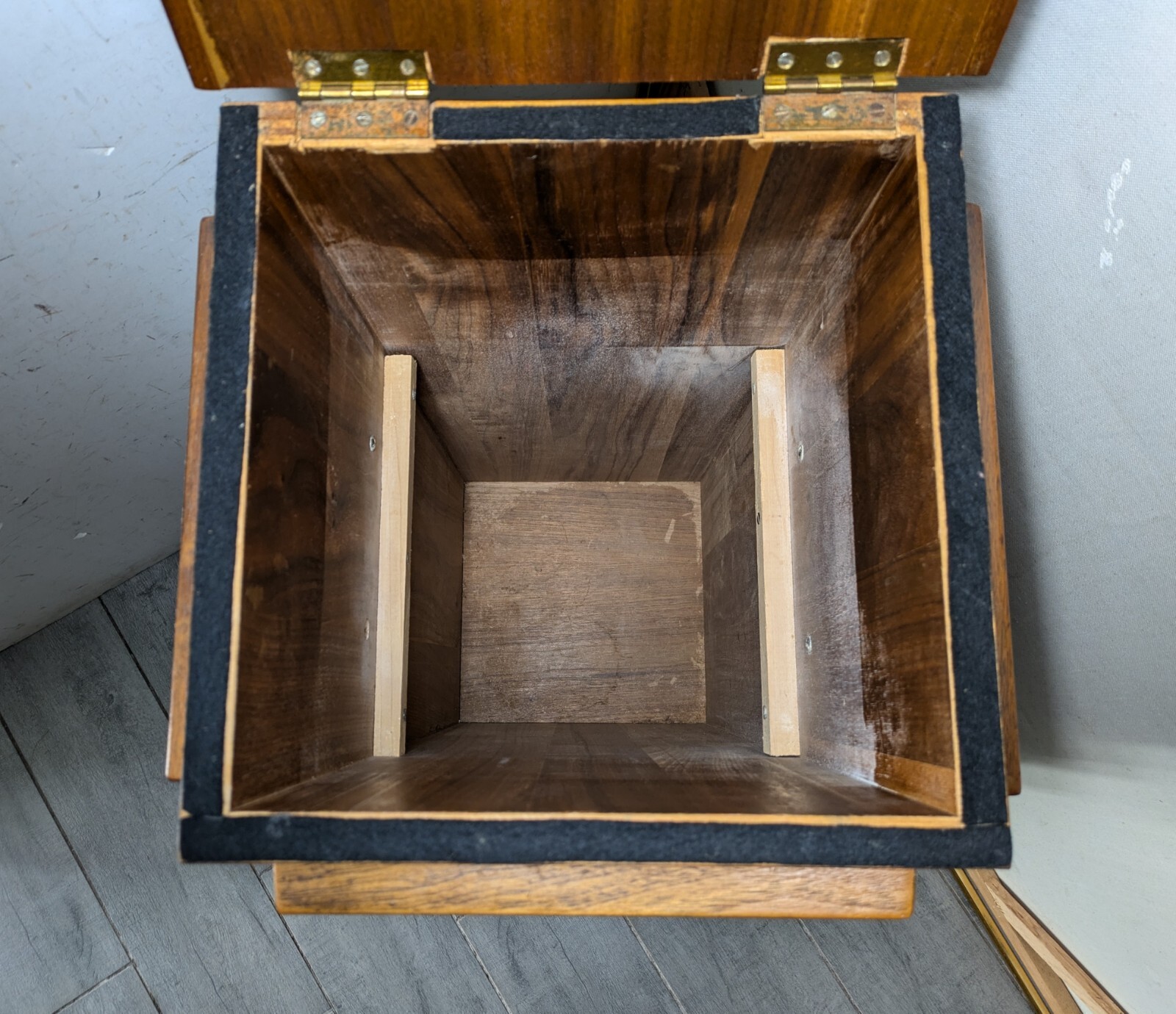 Vintage Art Deco English Regency Flip Top Cellarette Liquor Bar Rolling Cabinet