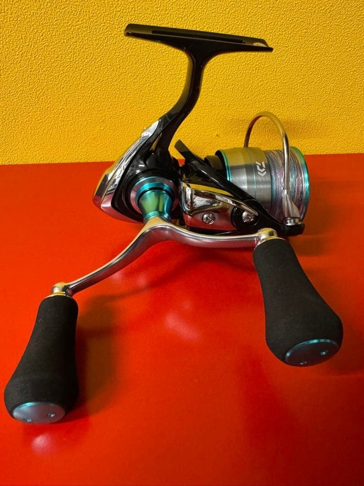 Daiwa Emeraldas Spinning Reel Double Handle Multicolor